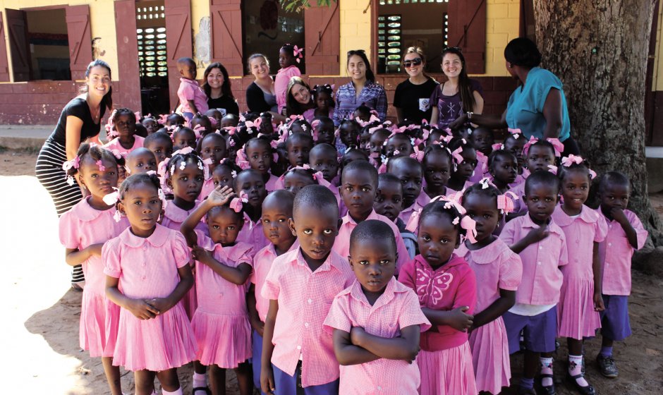 Les étudiantes de l'UQTR avec leur classe en Haïti