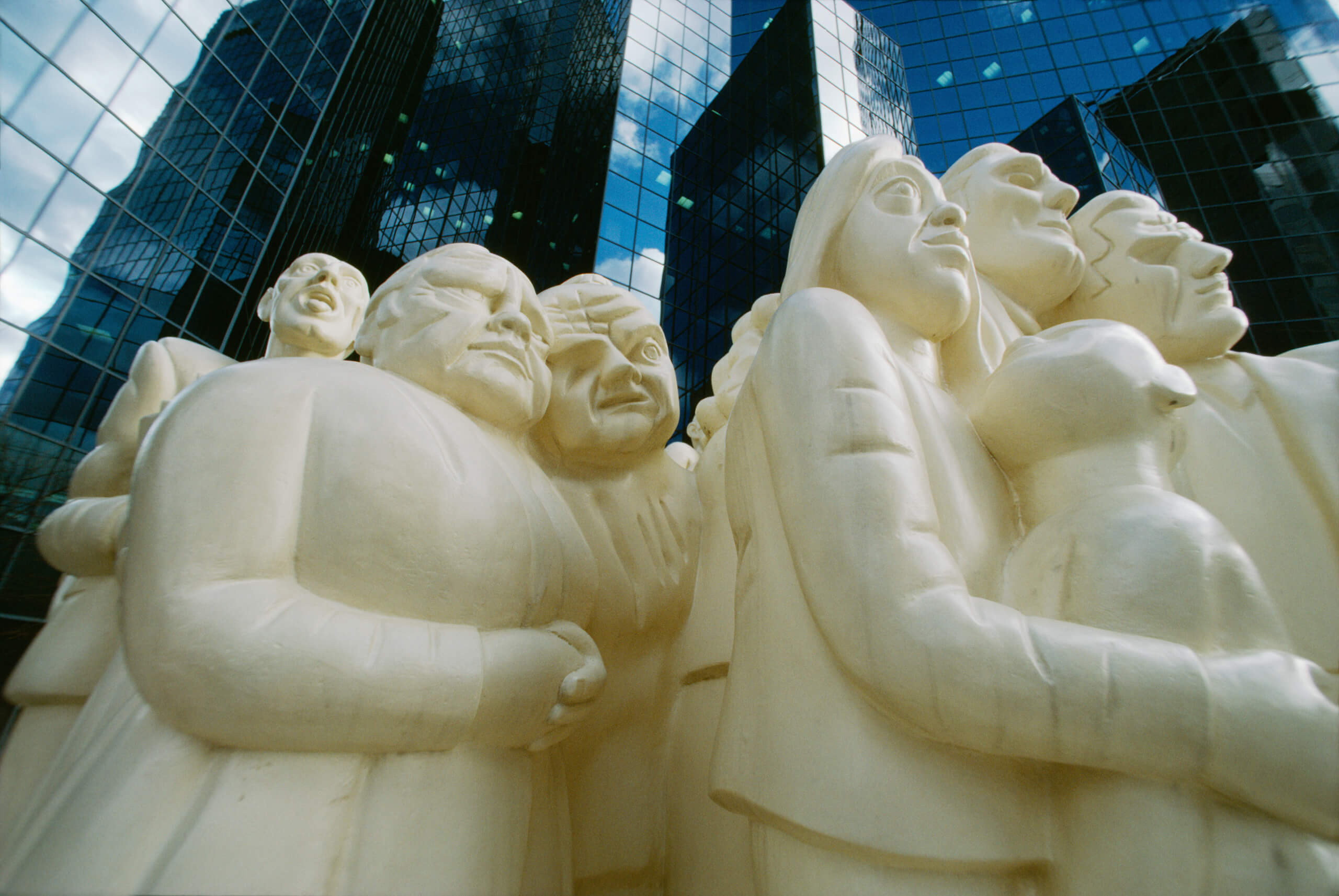 La sculpture La foule illuminée de Raymond Mason, une œuvre d’art publique située sur l’esplanade du 1981, McGill College, à Montréal, symbolise la fragilité de l’espèce humaine.