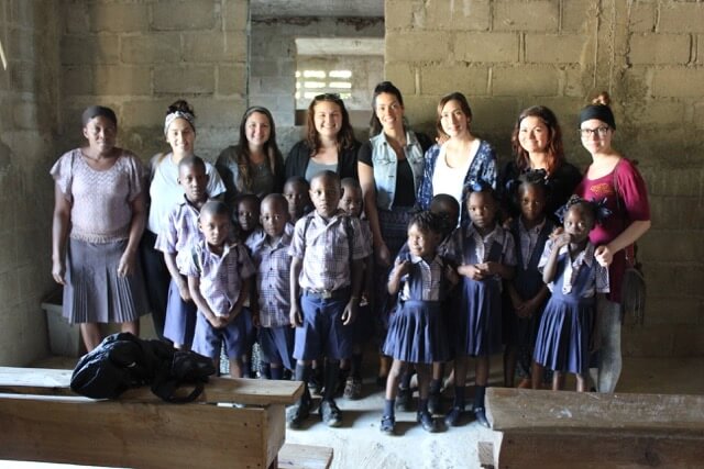 Les étudiantes de l'UQTR avec leur classe en Haït
