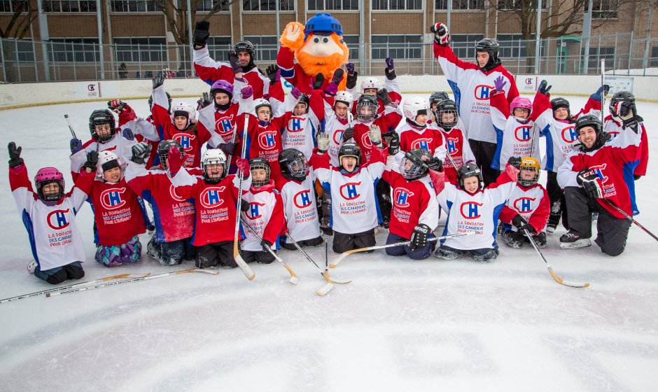 Les jeunes profite de la patinoire financée par la Fondation des Canadiens au parc Le Carignan de Montréal-Nord
