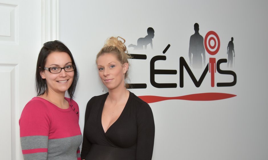 Élaine Brosseau et Caroline Gingras, deux diplômées en psychologie de l'UQTR, font équipe au Centre d’évaluations multidisciplinaires et d’interventions spécialisées (CEMIS).