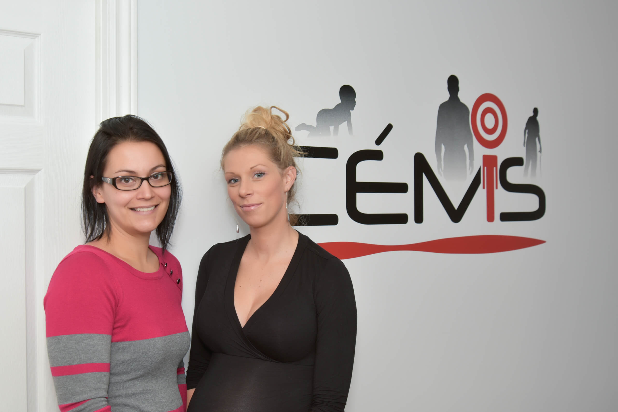 Élaine Brosseau et Caroline Gingras, deux diplômées en psychologie de l'UQTR, font équipe au Centre d’évaluations multidisciplinaires et d’interventions spécialisées (CEMIS).