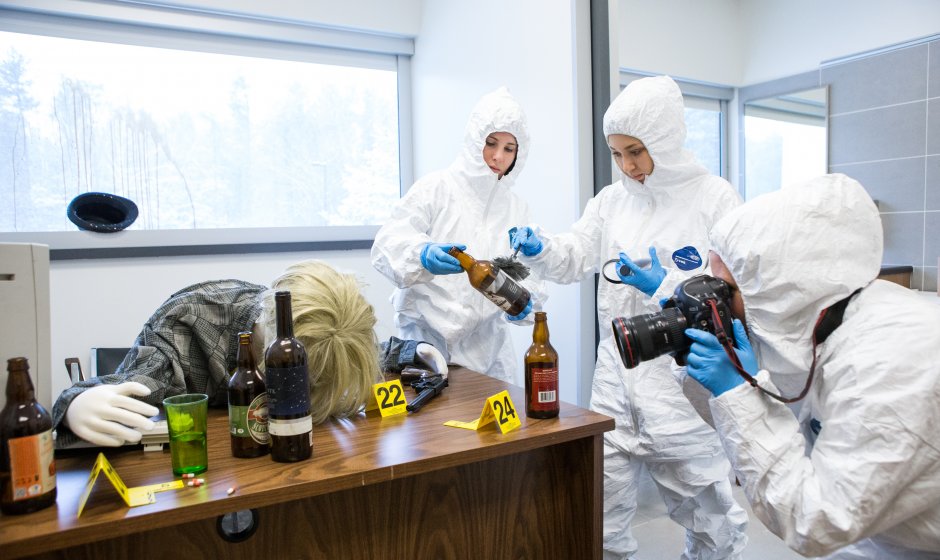 Des étudiantes procèdent à des analyses au laboratoire de scènes de crime de l'UQTR