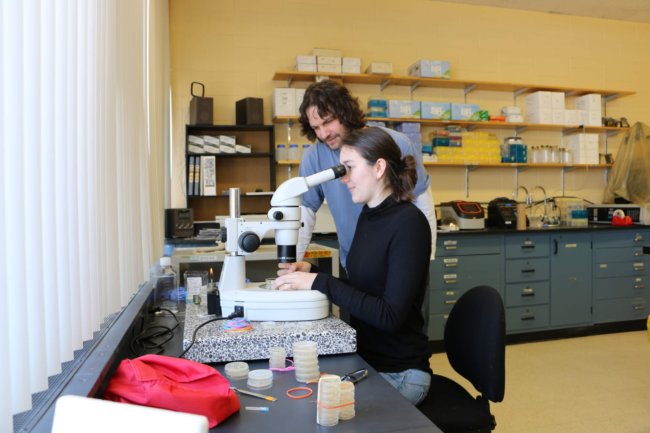 Patrick Narbonne, professeur au Département de biologie médicale, et Catherine Sanche , étudiante au baccalauréat en biologie médicale.