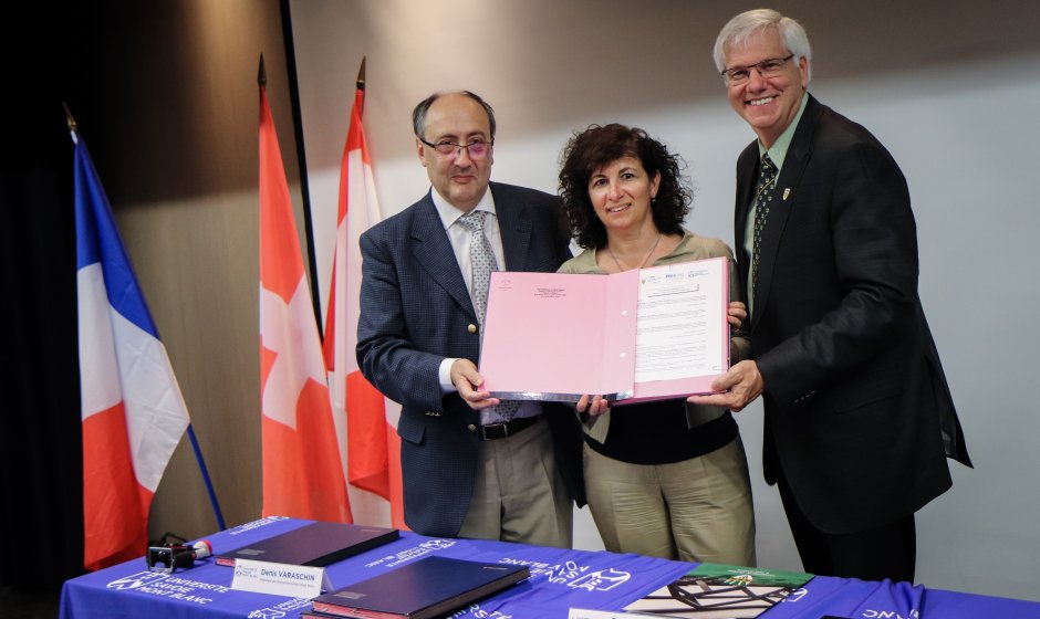 Lors de la signature de l’accord RELIEF le 17 juillet 2018, on reconnaît sur la photo, de gauche à droite : Denis Varaschin, président de l’Université Savoie Mont Blanc, Daniel McMahon, recteur de l’UQTR, et Luciana Vaccaro, rectrice de a Haute école de spécialisée de Suisse occidentale.