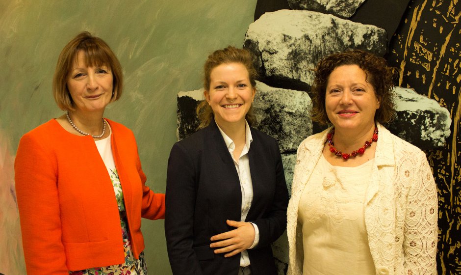 Justine Renaud (au centre) est accompagnée, à gauche, par Lynda M. Williams (University of Aberdeen) et, à droite, par Maria-Grazia Martinoli, directrice de recherche (UQTR).