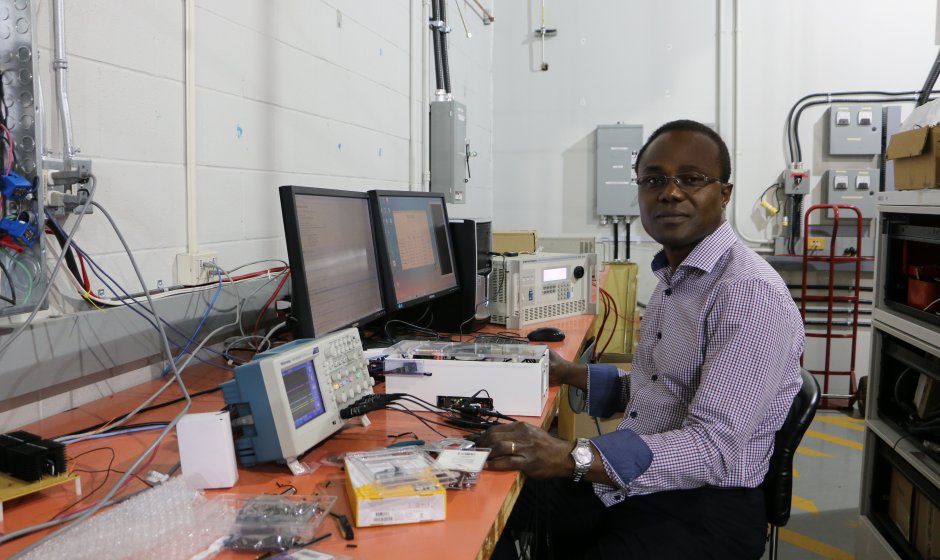 Le professeur Kodjo Agbossou est photographié ici dans les locaux du Laboratoire d’innovation et de recherche en énergie intelligente (LIREI) de l’UQTR, dont il est le directeur.