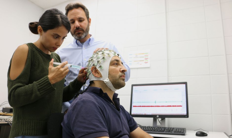 Mesure de l'activité électrique du cerveau produite par la douleur avec l'électroencéphalogramme.