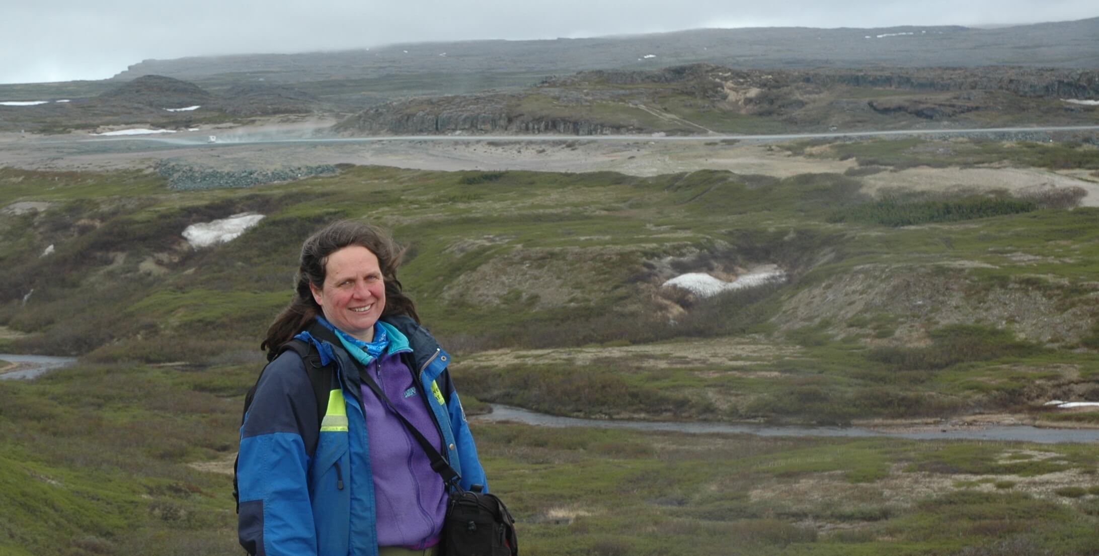 La professeure Esther Lévesque (sciences de l’environnement, UQTR) est photographiée ici dans le parc national Sirmilik (Haut-Arctique), sur les bords de la rivière glaciaire de la vallée Qarlikturvik (île Bylot, Nunavut).