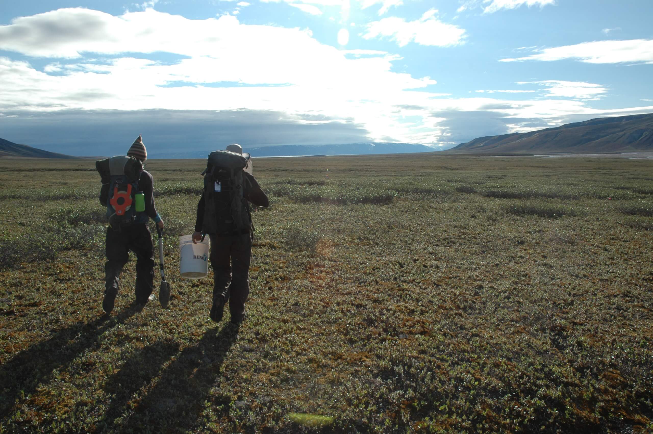 La professeure Esther Lévesque (sciences de l’environnement, UQTR) est photographiée ici dans le parc national Sirmilik (Haut-Arctique), sur les bords de la rivière glaciaire de la vallée Qarlikturvik (île Bylot, Nunavut).