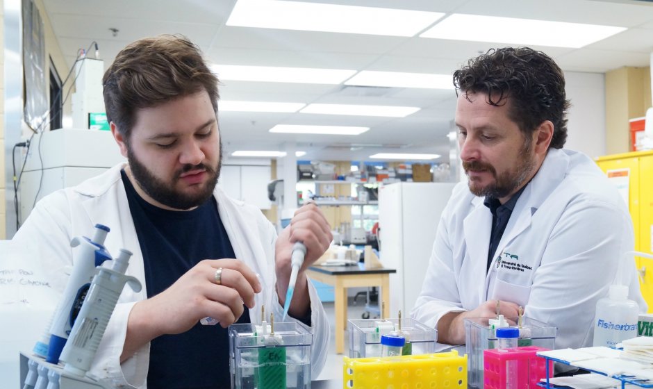 Le doctorant François Fabi et le professeur Éric Asselin du Département de biologie médicale de l'UQTR, également directeur Laboratoire de gynéco-oncologie moléculaire.