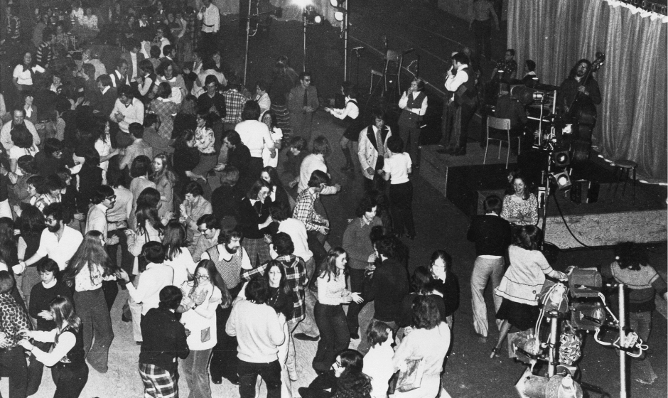Près de 800 personnes se réunissent lors d'une Veillée québécoise organisée lors des festivités du 5e anniversaire de l'UQTR en 1974.