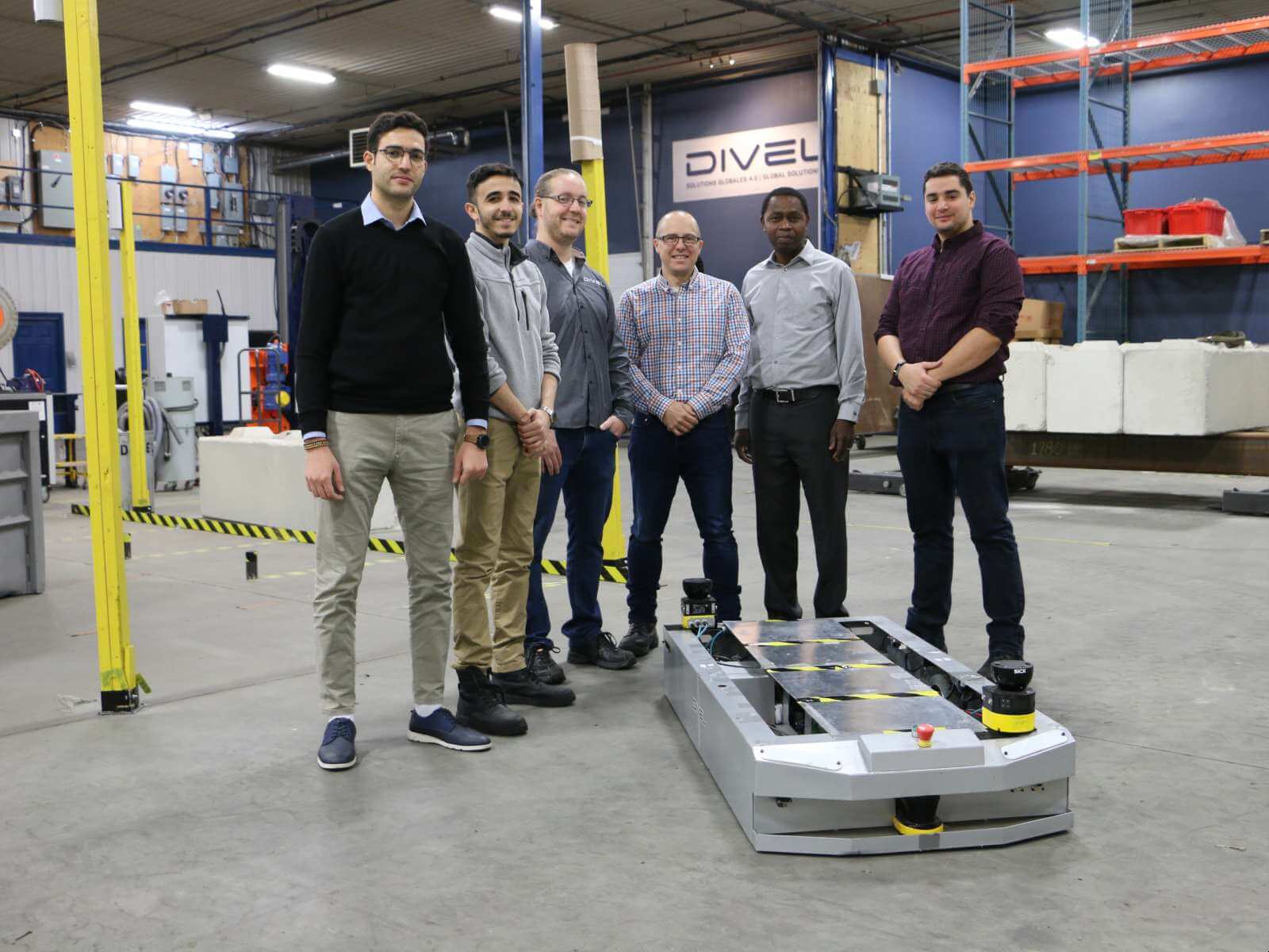 Des membres de l'équipe de la Chaire DIVEL présentent leur prototype de véhicule autoguidé (2019).