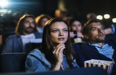 Comment l'intensité émotionnelle audiovisuelle affecte l'orientation visuelle