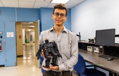 En stage à l’UQTR : un étudiant-chercheur colombien apprend à un robot humanoïde à marcher