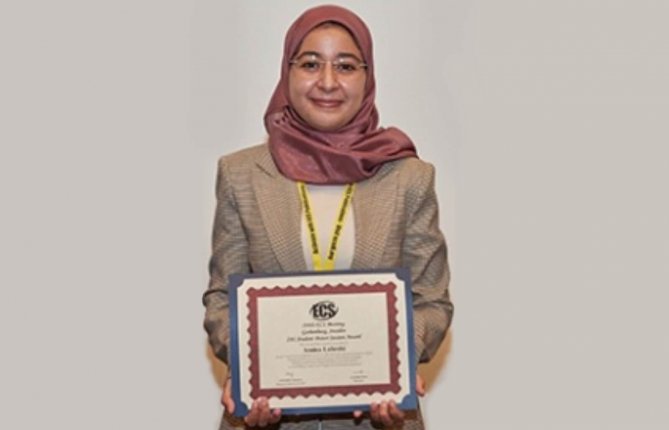 Amina Lahrichi remporte un prix au concours d’affiches scientifiques de la Société d’électrochimie