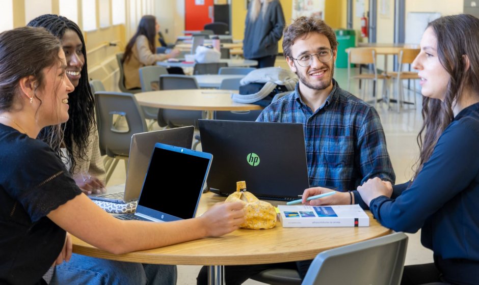 reunion-etudiants-uqtr-photos-recrutement_2023