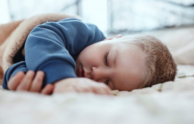 Le sommeil n’est pas qu’une question de nuit : comprendre la sieste chez les enfants de 2,5 à 6 ans