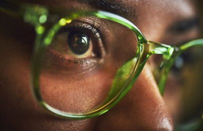 Comment l'intensité émotionnelle audiovisuelle affecte l'orientation visuelle ? Une étude en EEG et traquage oculaire