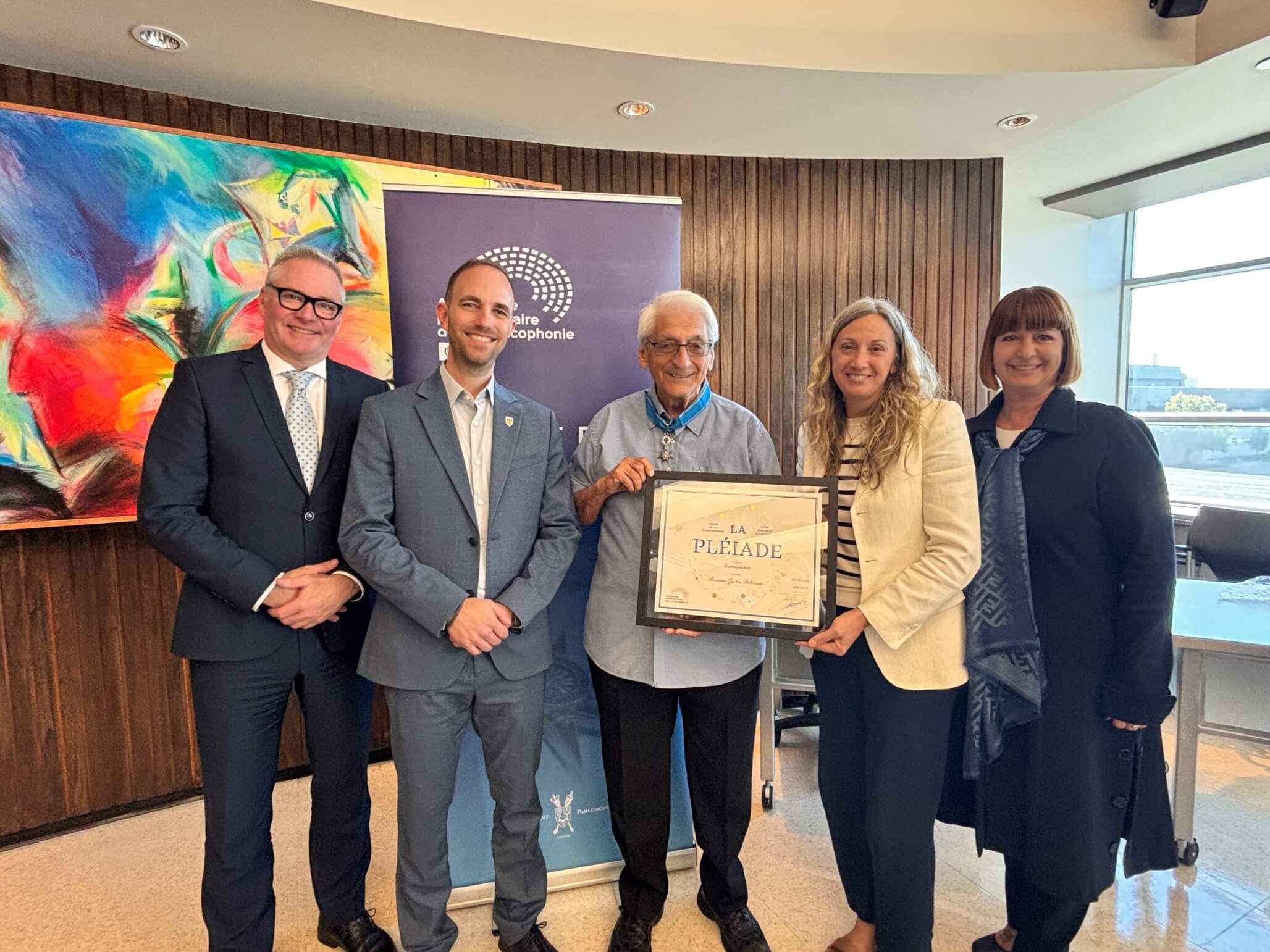 Gaston Bellemare reçoit la croix de commandeur de l’Ordre de la Pléiade