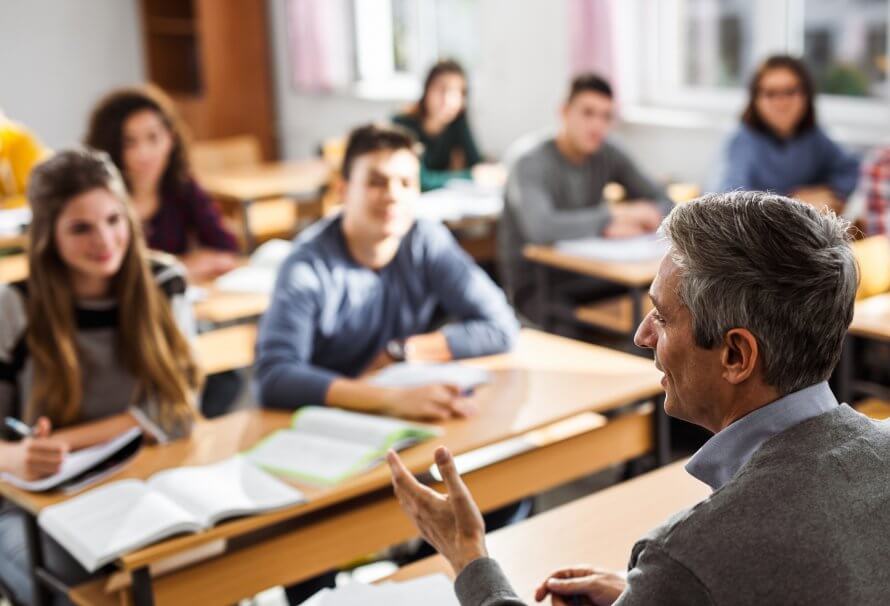 Enseigner les sciences humaines et sociales au secondaire : entre visées citoyennes et défis du quotidien