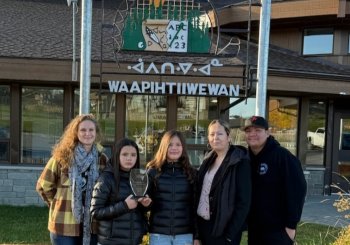 La chercheuse Natacha Mérindol se rend à Oujé-Bougoumou pour y remettre un prix et offrir des ateliers scientifiques à des élèves