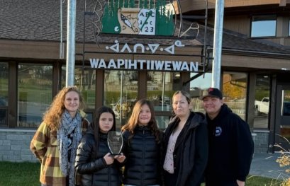 La chercheuse Natacha Mérindol se rend à Oujé-Bougoumou pour y remettre un prix et offrir des ateliers scientifiques à des élèves