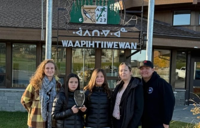 La chercheuse Natacha Mérindol se rend à Oujé-Bougoumou pour y remettre un prix et offrir des ateliers scientifiques à des élèves