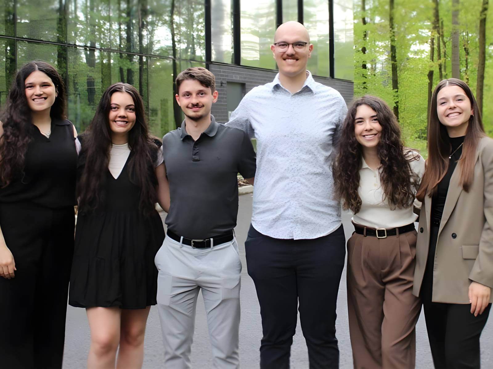 La tenue de l’événement a été rendue possible grâce à l’implication d’un comité organisateur étudiant composé, de gauche à droite, de Juliane Barrette, vice-présidence conscience sociale, Dahly Ann Smith, vice-présidence communications, Gabriel Lapointe, vice-présidence partenariats, Marc-André Baril, président, Britany Lévesque, vice-présidence logistique, et Alexandrine Ducharme, vice-présidence compétitions.