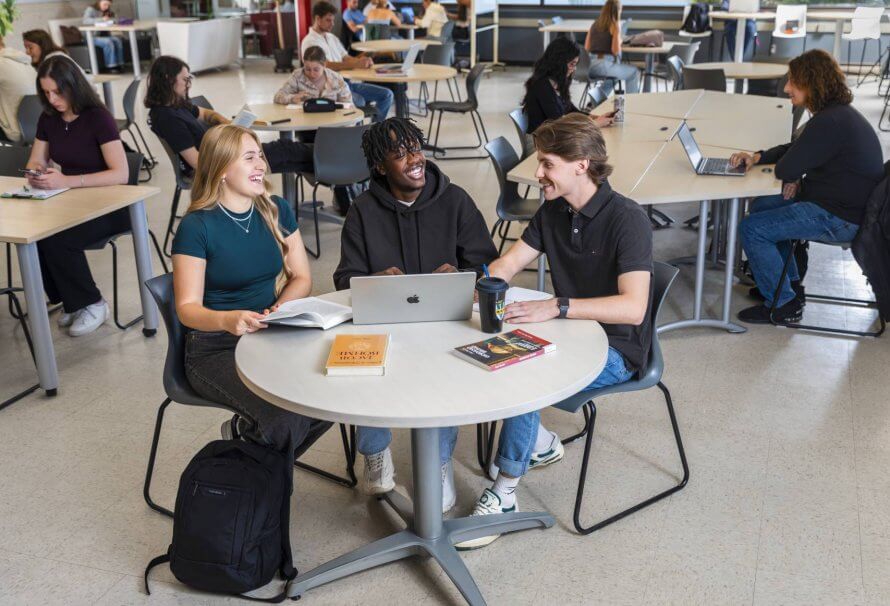 Des étudiantes et étudiants éprouvant du plaisir à travailler en équipe à l’UQTR.