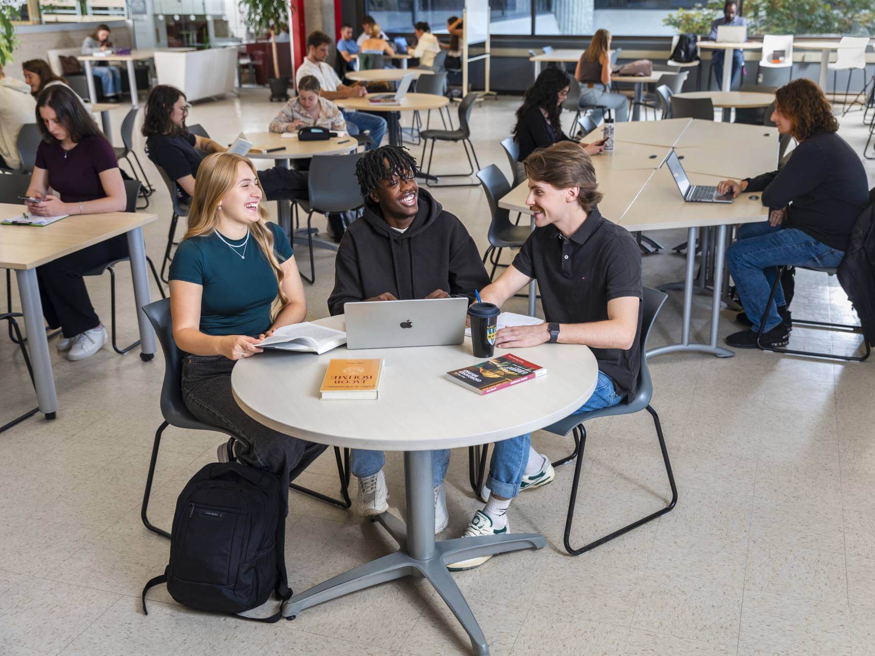 Des étudiantes et étudiants éprouvant du plaisir à travailler en équipe à l’UQTR.