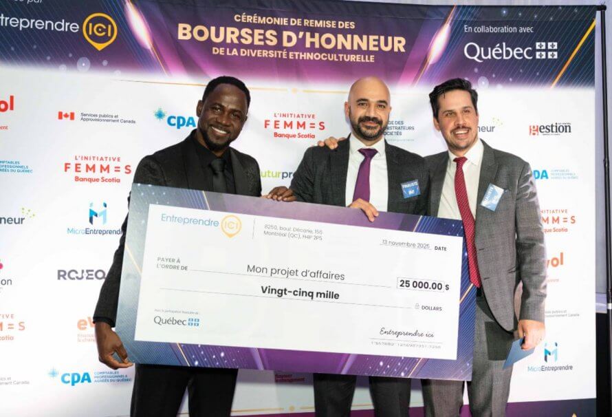 La photo présente des entrepreneurs qui posent fièrement avec un chèque de 25 000$, soit la Bourse d'honneur de l'organisme Entreprendre ICI. Elle a été prise lors du Gala 2025 de cet organisme, dont la mission est d'offrir des services aux entrepreneures et entrepreneurs issus de la diversité ethnoculturelle du Québec.