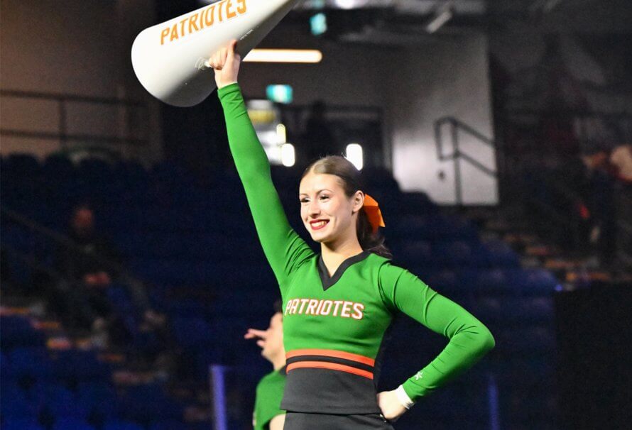 Laurie?Anne Pothier, étudiante?athlète des Patriotes, en action en cheerleading, alliant engagement sportif et excellence académique