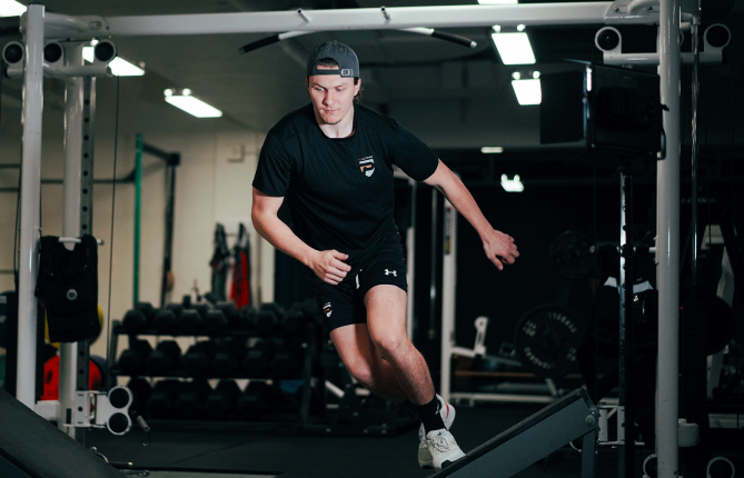 Raphaël Boudreau : le nouveau pilier de la préparation physique estivale du joueur de hockey à la salle Haute Performance