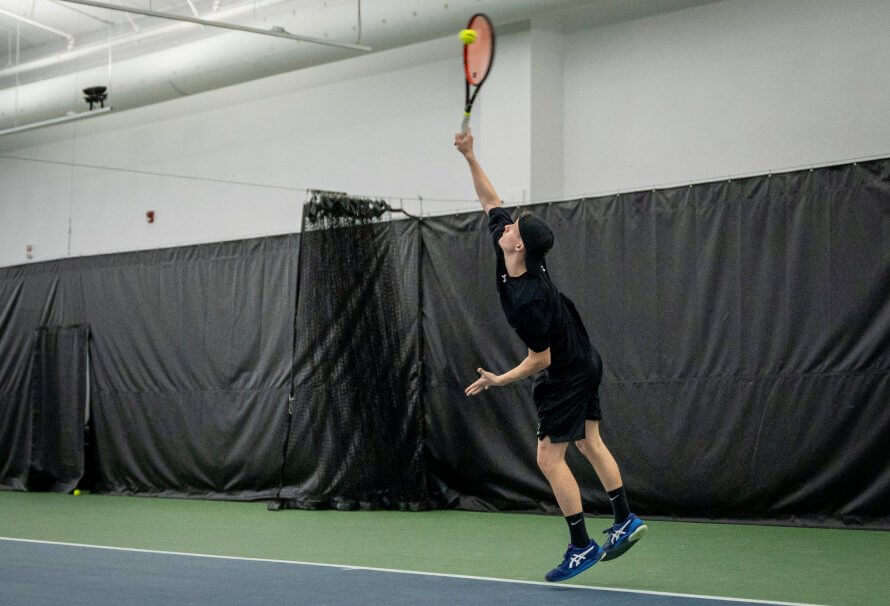 Jean?Gabriel Bernard, diplômé en génie industriel, a évolué pendant plus de trois ans au sein de l’équipe masculine de tennis des Patriotes de l’UQTR.