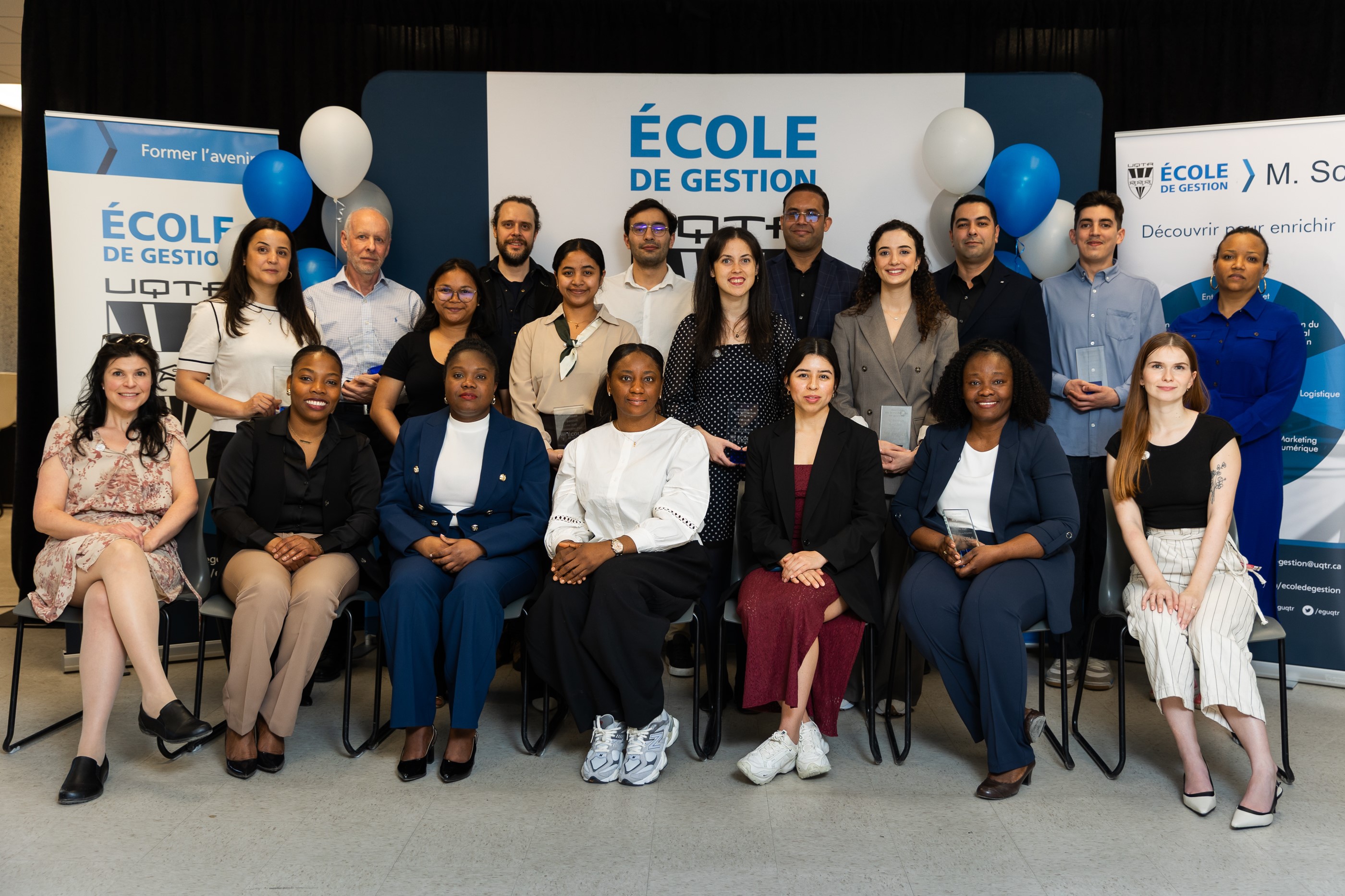 Cette photo présente les participantes et participants de la 6e édition de la Journée de la recherche en gestion. Événement organisé par l'École de gestion de l'UQTR.