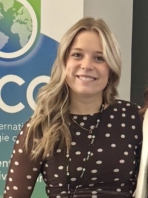 Gabrielle Bonneau est étudiante à la maîtrise en psychoéducation (avec mémoire et stage) de l'Université du Québec à Trois-Rivières (UQTR). Elle prend la pose devant une bannière du Centre international de criminologie comparée (CICC).