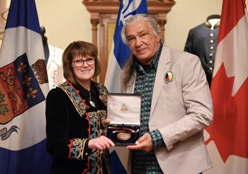 Jacques Newashish reçoit la Médaille de la Lieutenante-gouverneure du Québec pour les Premières Nations