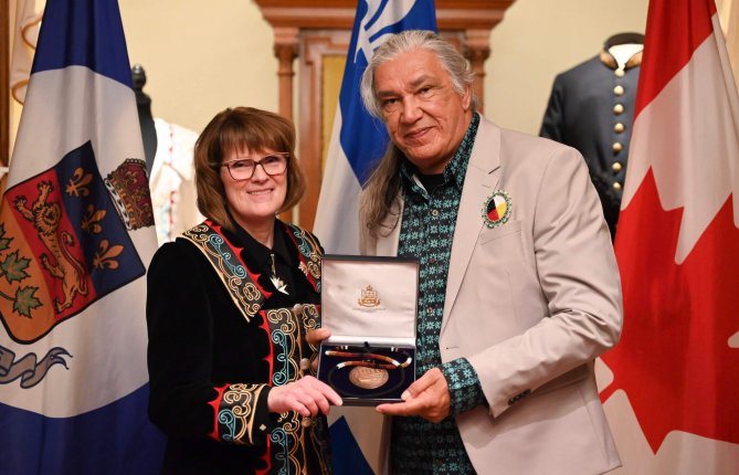 Jacques Newashish reçoit la Médaille de la Lieutenante-gouverneure du Québec pour les Premières Nations