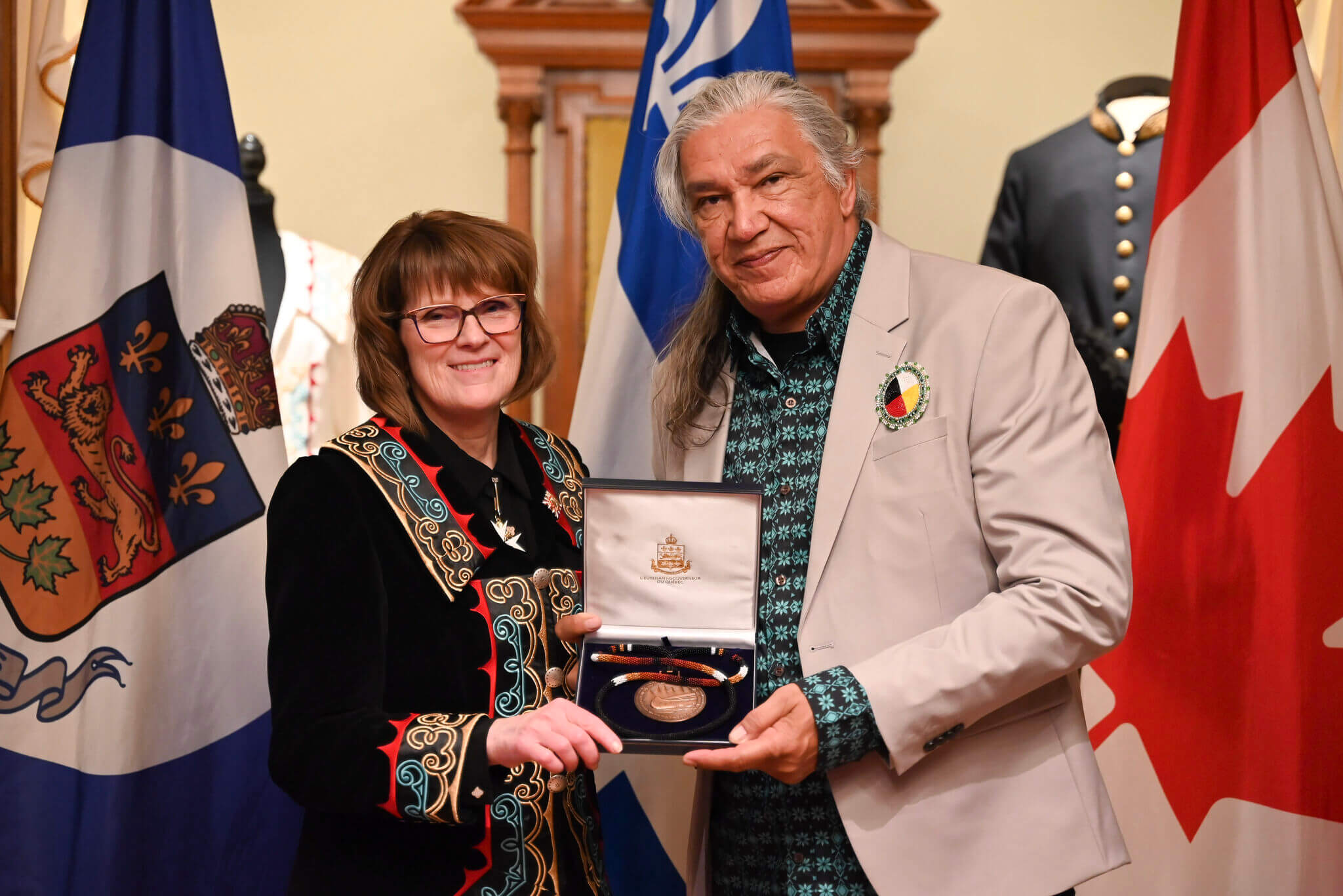Jacques Newashish reçoit la Médaille de la Lieutenante-gouverneure du Québec pour les Premières Nations