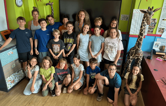 Quand l’écriture prend vie : une collaboration inspirante entre l’UQTR et l’École alternative Freinet