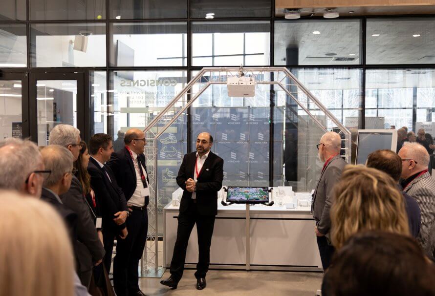 Le directeur du CNIMI, Hussein Ibrahim, fait une présentation à un auditoire devant une maquette interactive installée dans l'usine-laboratoire du CNIMI.