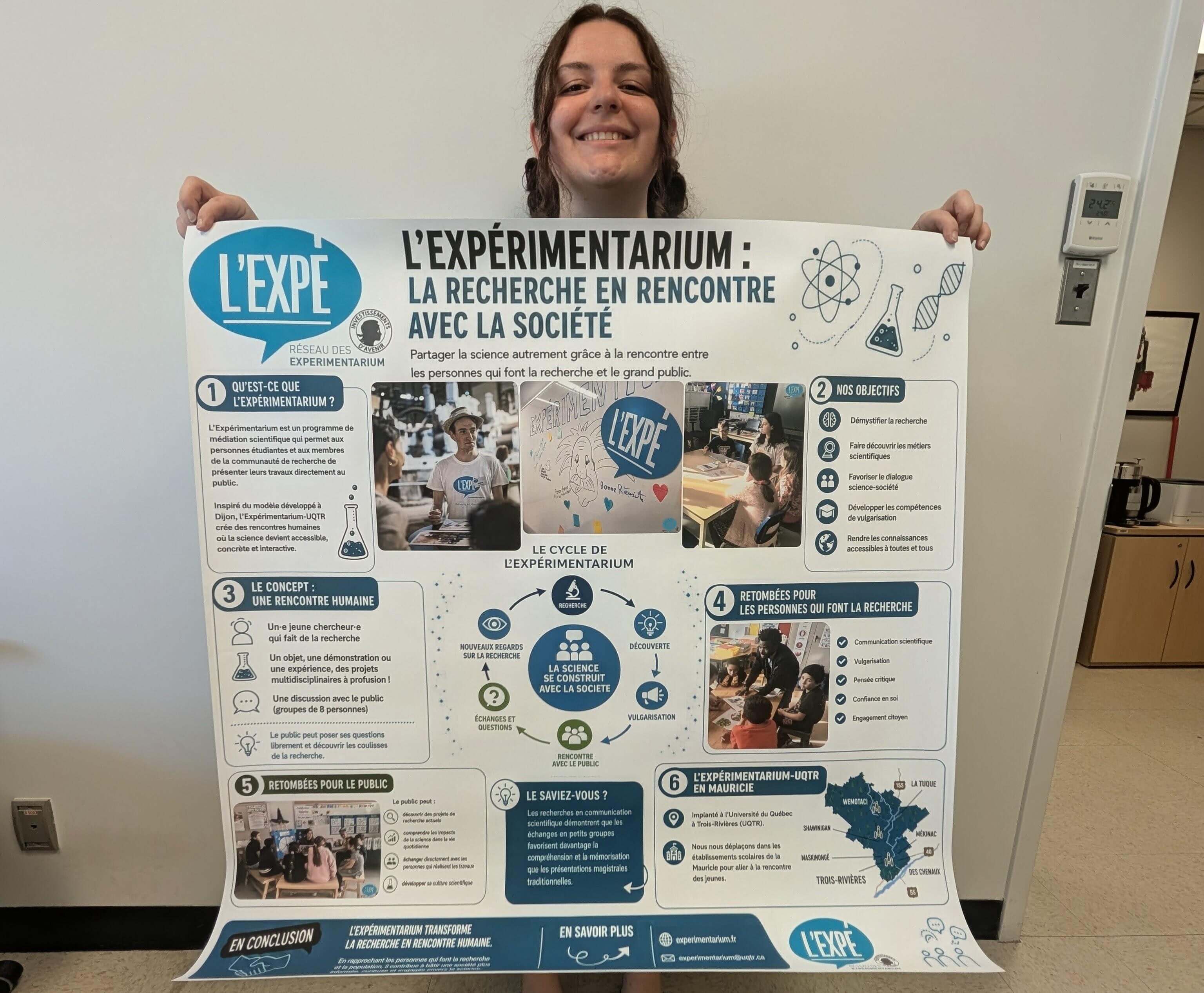 Karen Lagueux tient devant elle son affiche scientifique sur l'Expérimentarium UQTR.