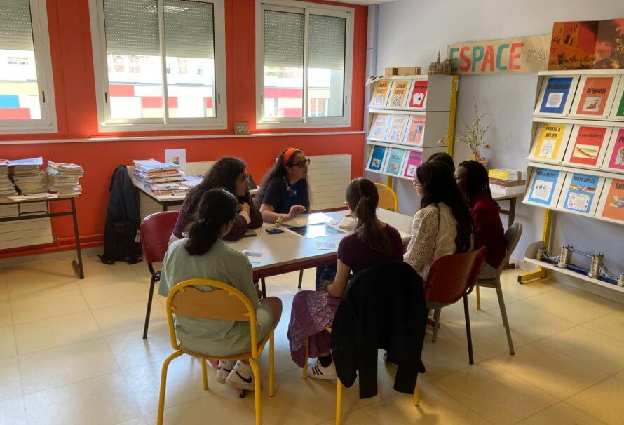 Expérimentarium UQTR - Linda Mili - Dijon Un groupe de discussion composé de jeunes étudiantes de divers horizons dans une classe de Dijon, en France.
