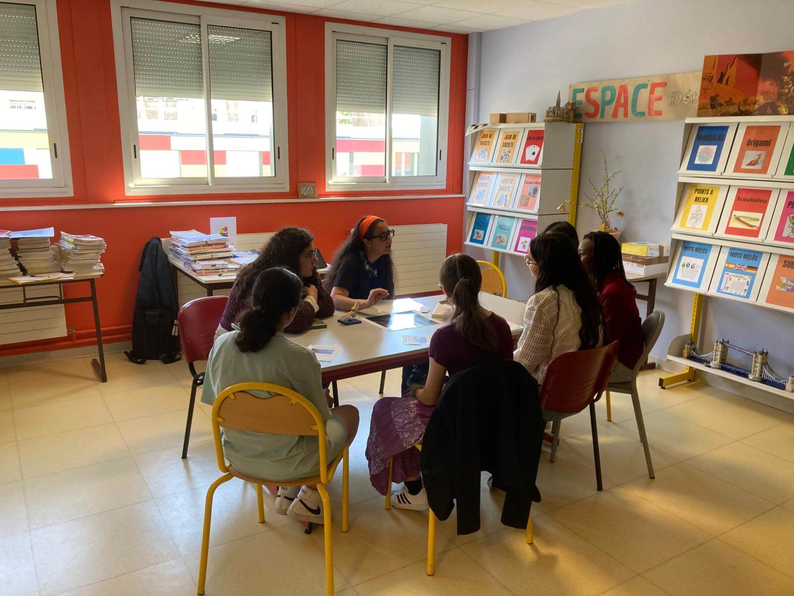 Un groupe de discussion composé de jeunes étudiantes de divers horizons dans une classe de Dijon, en France.