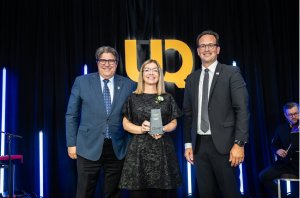 La professeure Alexandra Lecours en compagnie du recteur Christian Blanchette et du président de l'UQ, Alexandre Cloutier.