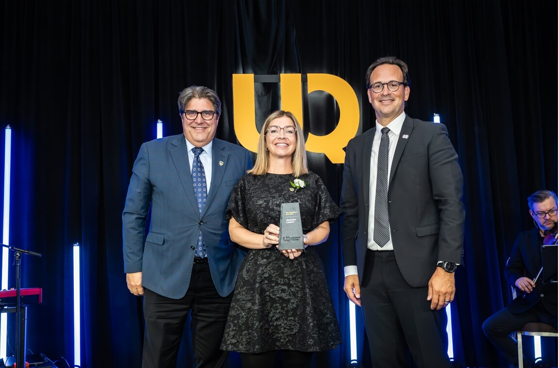 La professeure Alexandra Lecours en compagnie du recteur Christian Blanchette et du président de l'UQ, Alexandre Cloutier.