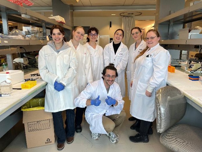 Photos des chercheuses et du chercheur en sarrau, dans un laboratoire.