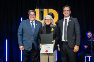 Marie-Claude Trépanier, cadre-conseil à l'UQTR, en compagnie du recteur Christian Blanchette et du président de l'UQ, Alexandre Cloutier.