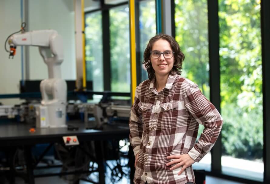 Étudiante en génie mécanique au campus de l’UQTR à Drummondville, profitant d’un laboratoire en automatisation.